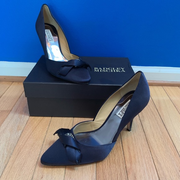 Badgley Mischka Shoes - Badgley Mischka Oxford Navy Pointy Toe Pumps EUC